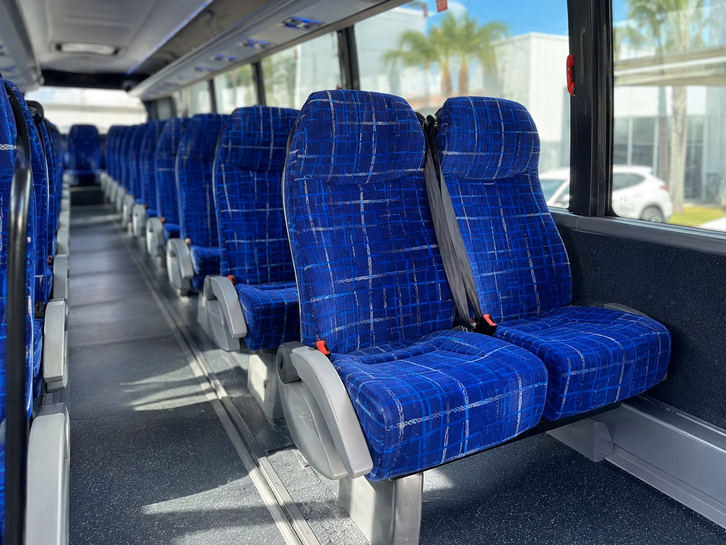 shuttle guests between lake forest wedding venues and hotels without the headache